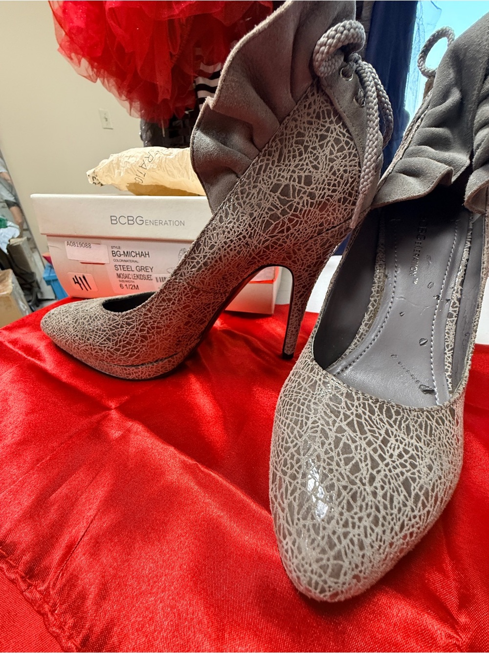 BCBGeneration Steel Grey Textured Ruffle High Heel Pumps-61/2 PRACTICAL MAGIC 🪄